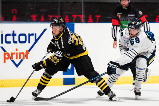 s Fredric Weigel i kamp om pucken med Karlskogas Jonatan