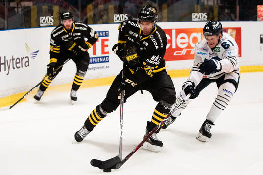 s Oscar Nord i kamp om pucken med Karlskogas Mikael Eriksson