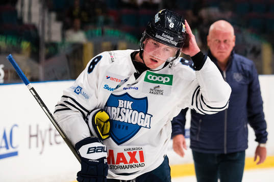 Karlskogas Linus Rotbakken rättar till hjälmen