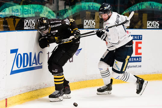 s Daniel Muzito Bagenda i kamp om pucken med Karlskogas
