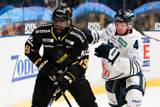 s Daniel Muzito Bagenda och Karlskogas Alexander Leandersson