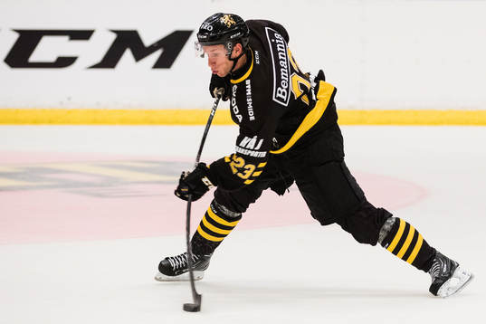 s Fredric Weigel med ett skott