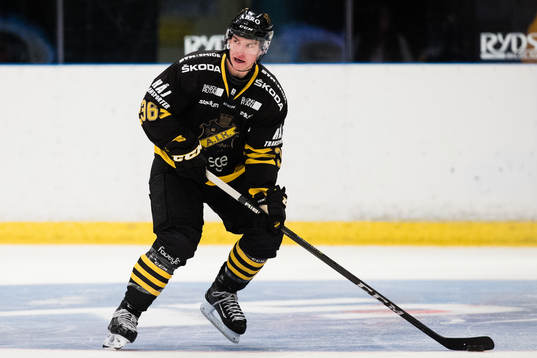 s Anton Holm med pucken