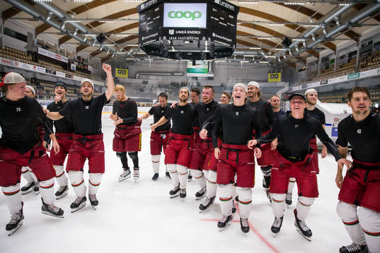 Modo går ut på isen och tackar klacken