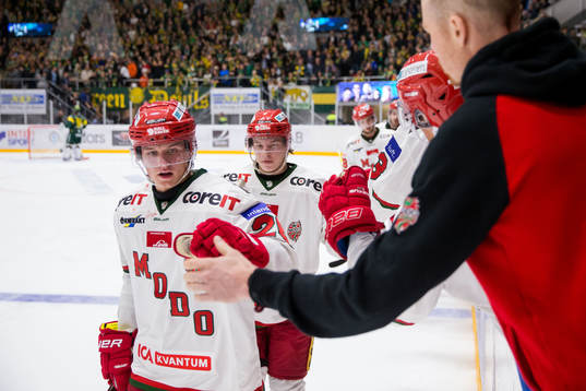 Modos Johan Eriksson jublar