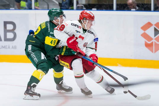 Björklövens Simon Backman och Modos Lukas Wernblom i kamp