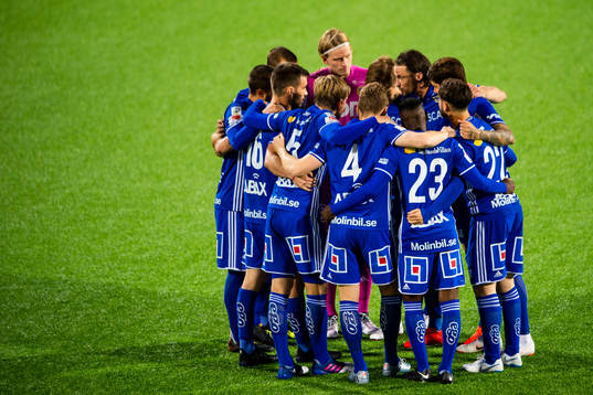 Sundsvalls spelare innan fotbollsmatchen i Allsvenskan