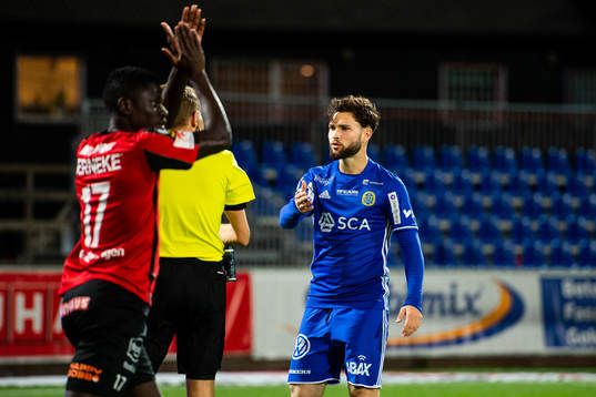 Sundsvalls Jonathan Tamimi Syberg reagerar mot ett domslut