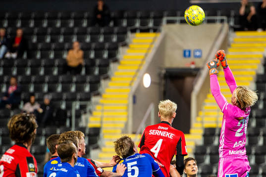 Sundsvalls målvakt William Eskelinen boxar bort en boll