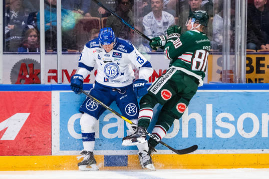 Leksands Jon Knuts och Tingsryds Oscar Holst i kamp om