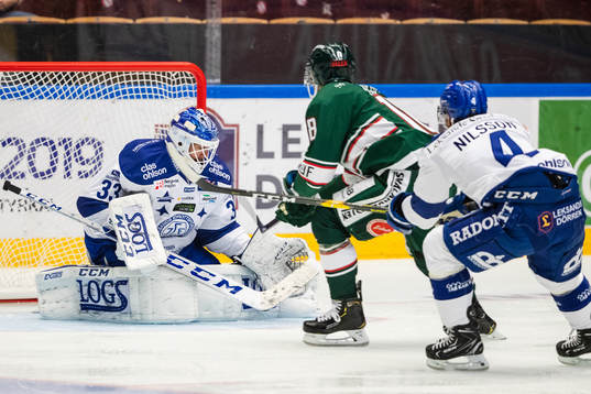 Leksands målvakt Axel Brage utmanas av Tingsryds Max Novak