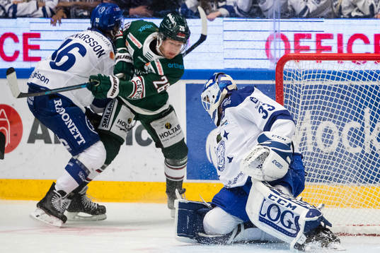 Tingsryds Kim Tallberg med läge framför Leksands målvakt
