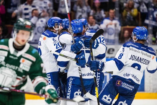 Leksands Wilde Bröms  jublar med lagkamrater Mattias