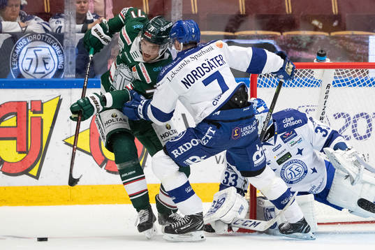 Tingsryds Filip Ahl och Leksands Lucas Nordsäter framför