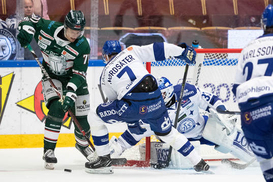 Tingsryds Filip Ahl och Leksands Lucas Nordsäter framför