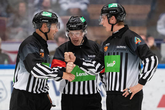 Linjedomare Rasmus Strömberg och Andreas Lundin och