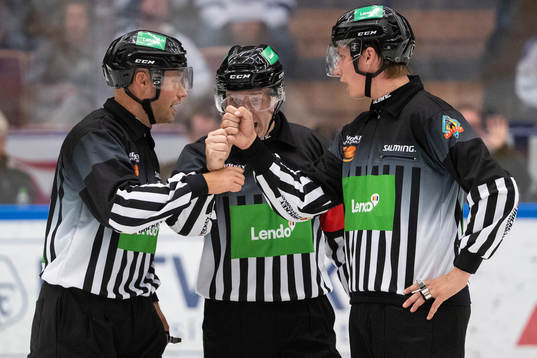 Linjedomare Rasmus Strömberg och Andreas Lundin och