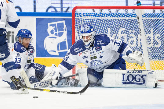 Leksands Jon Knuts och Leksands målvakt Axel Brage  i