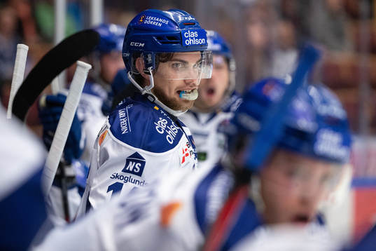 Leksands Oskar Lang  i ishockeymatchen i Hockeyallsvenskan