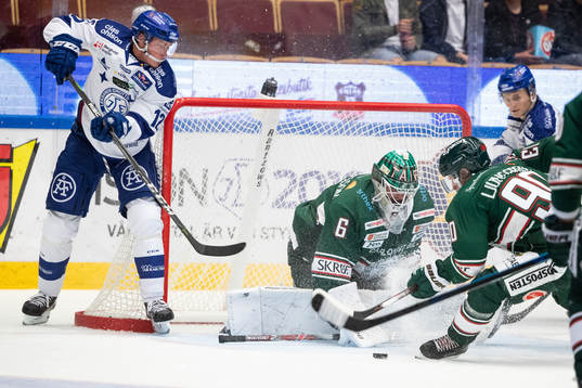 Leksands Wilde Bröms  framför Tingsryds målvakt Tex