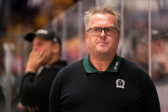 Tingsryds Tränare Per Ljusteräng   i ishockeymatchen i