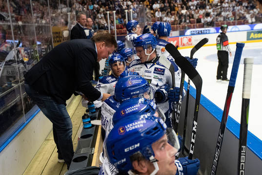 Leksands tränare Leif Carlsson  i ishockeymatchen i
