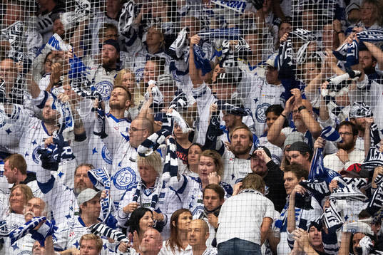 Leksands Superstars jublar i ishockeymatchen i