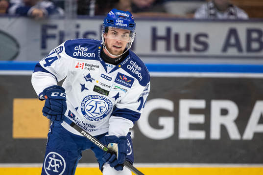 Leksands Oskar Lang  i ishockeymatchen i Hockeyallsvenskan