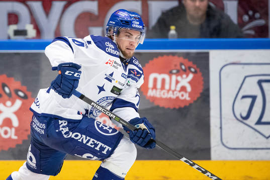 Leksands Oskar Lang  i ishockeymatchen i Hockeyallsvenskan
