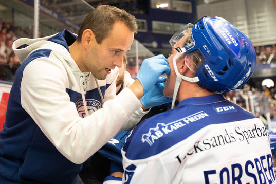 Leksands Tobias Forsberg  ses över av Enrico Mansfeld