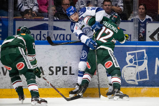 Leksands Daniel Gunnarsson och Tingsryds Joonas Valkonen i
