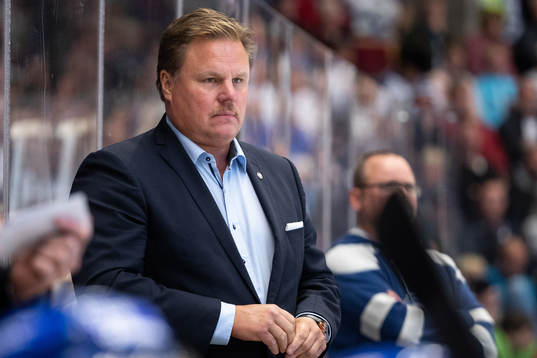 Leksands tränare Leif Carlsson   i ishockeymatchen i