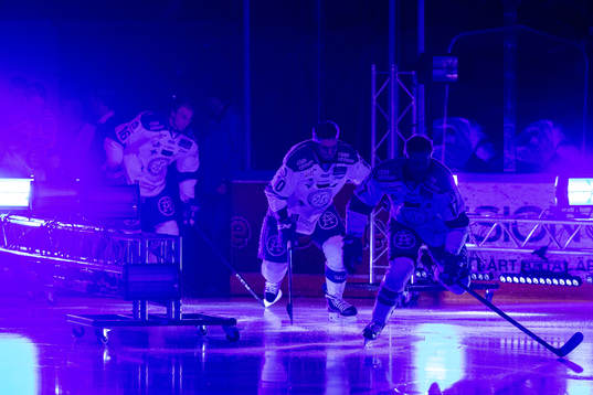 Leksands Jesper Ollas gör entre i ishockeymatchen i