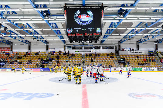 Lagen värmer upp före ishockeymatchen i Hockeyallsvenskan