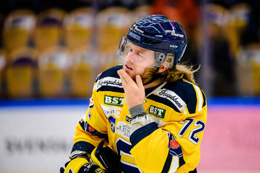 Södertäljes Nicolai Meyer grinar illa