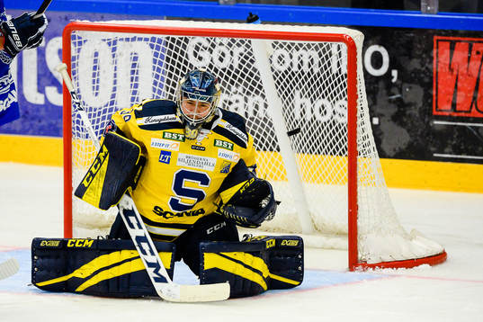 Oskarshamns Victor Öhman (ej i bild) skjuter pucken i mål