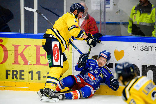 Södertäljes Nicklas Grossmann tacklar Oskarshamns Joakim