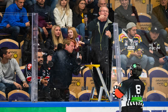 Vaktmästare lagar ett trasigt plexiglas