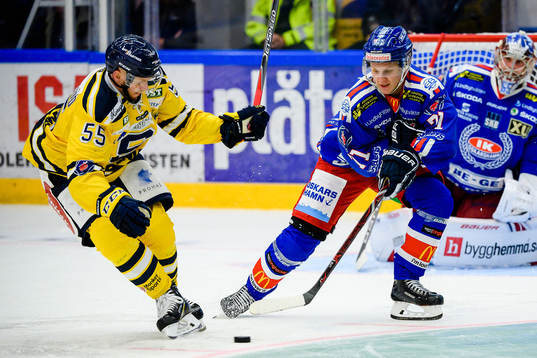 Oskarshamns Filip Sveningsson jagas av Södertäljes Marcus