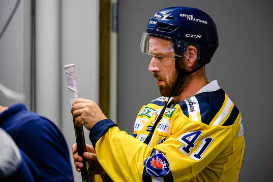 Södertäljes Stefan Gråhns fixar sin klubba före