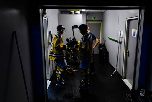 Södertäljes Sebastian Höglund och David Åslin före