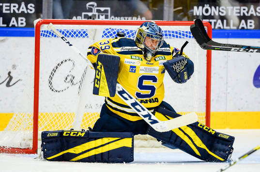 Södertäljes målvakt George Sörensen reagerar på en puck