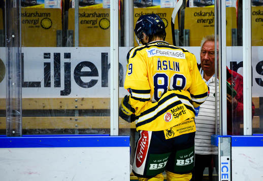 Södertäljes David Åslin på väg ut i utvisningsbåset