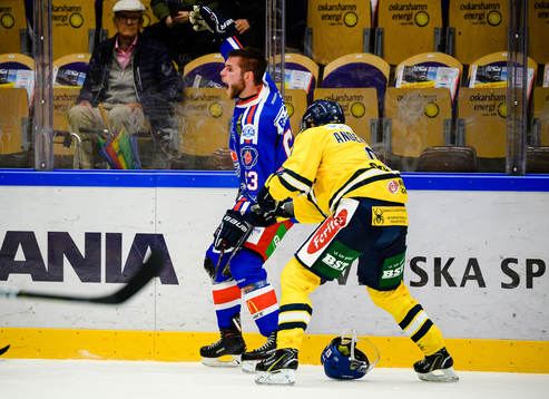 Oskarshamns Robin Söderqvist reagerar när han blir av med