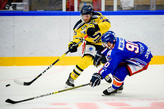Södertäljes Sebastian Dyk jagas av Oskarshamns Alex