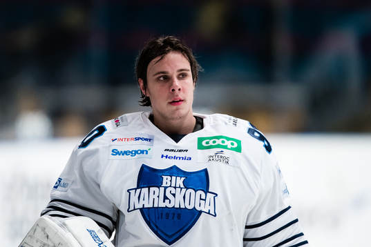 Karlskogas målvakt Olle Eriksson Ek innan ishockeymatchen