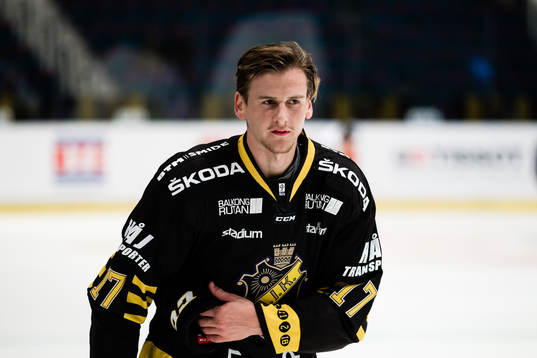 s Simon Fernholm innan ishockeymatchen i Hockeyallsvenskan