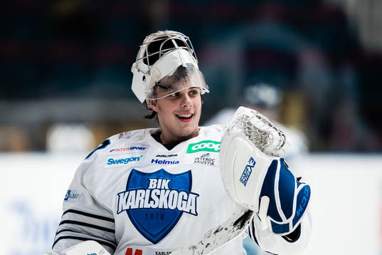 Karlskogas målvakt Olle Eriksson Ek innan ishockeymatchen