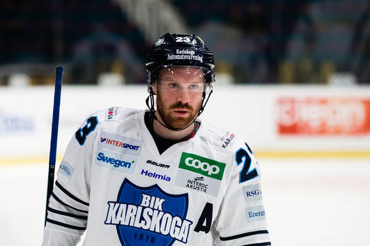 Karlskogas Fredrik Höggren innan ishockeymatchen i