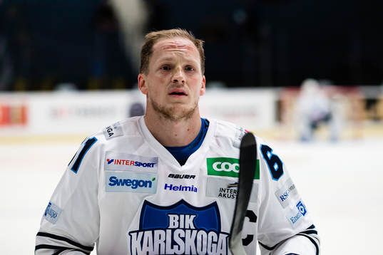 Karlskogas Mikael Eriksson innan ishockeymatchen i